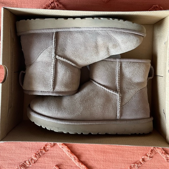 ❌SOLD❌ Women’s UGG Classic Mini II Boots in Caribou Size 8 - Picture 3 of 9